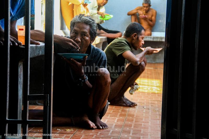 Makan bersama pada pagi hari.<br>