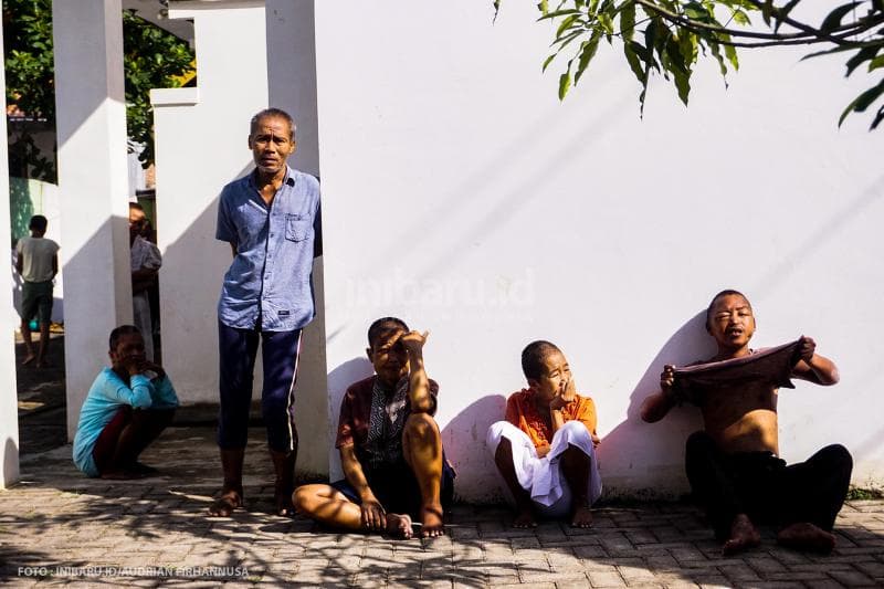 Setelah mandi berjemur di halaman.<br>