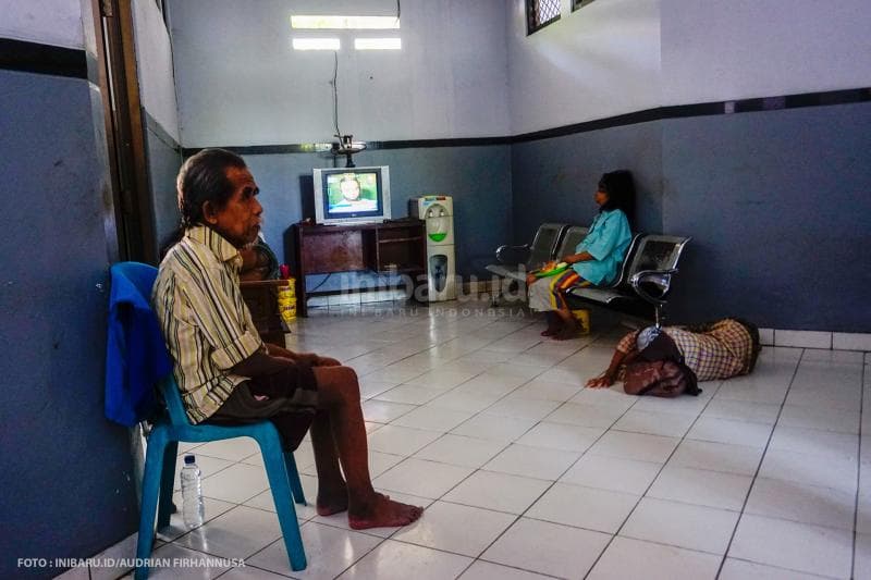 Menonton televisi di kala senggang.<br>