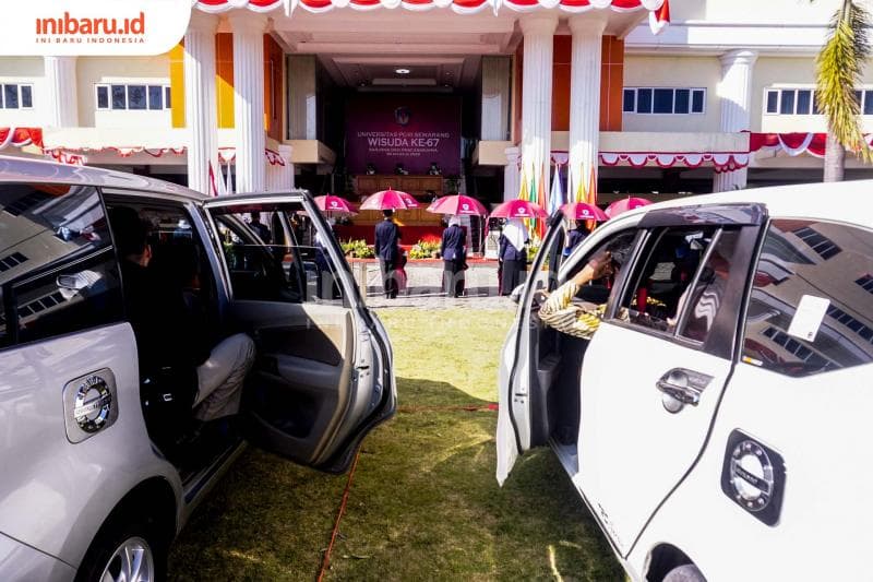 Wisuda dengan menggunakan mobil. (Inibaru.id/ Audrian F)<br>