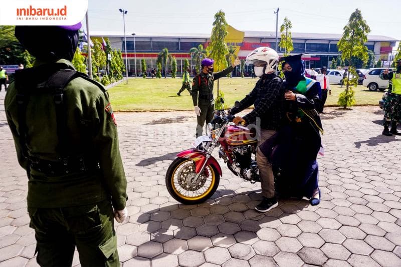 Ada juga yang pakai motor. (Inibaru.id/ Audrian F)<br>