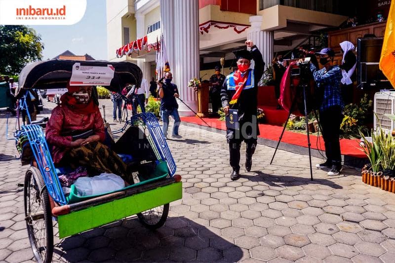 Musa mengepalkan tangan tanda sudah menuntaskan pendidikannya. (Inibaru.id/ Audrian F)<br>