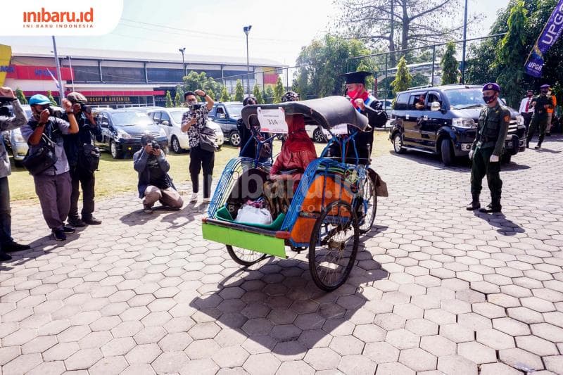 Becaknya dikendarai sendiri. (Inibaru.id/ Audrian F)<br>