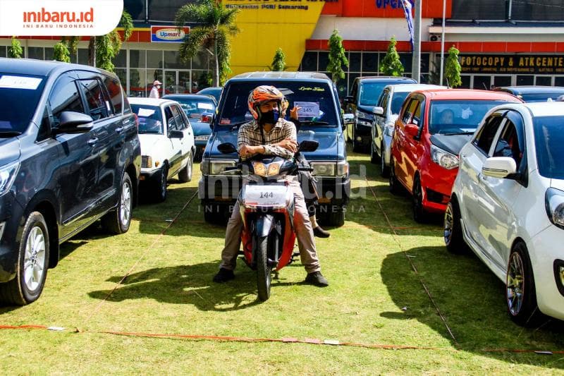 Endang bersama suaminya cuma berdua saja merayakan wisuda dengan naik motor. (Inibaru.id/ Audrian F)<br>