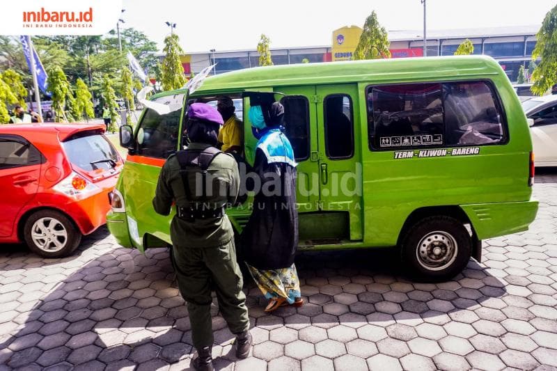 Wisudawan itu naik angkot dan hanya itu yang dia punya. (Inibaru.id/ Audrian F)<br>
