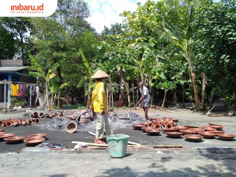Ngasiati sehari-harinya ketika membuat gerabah dibantu oleh Suhandi suaminya. (Inibaru.id/ Isma Swastiningrum)