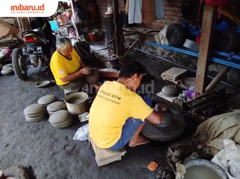 Tulus dan Komariah tengah membuat cobek dengan perbot/meja putar. (Inibaru.id/ Isma Swastiningrum)<br>