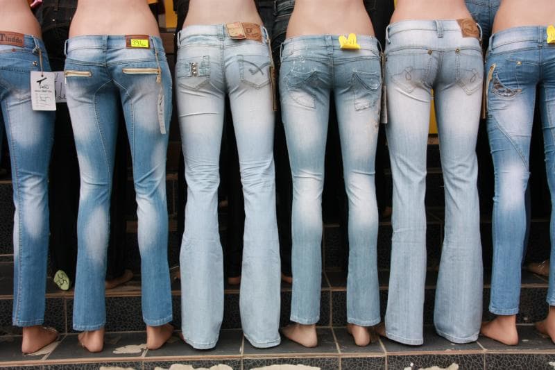 Ini lo yang namanya low-rise jeans. (via wikipedia)
