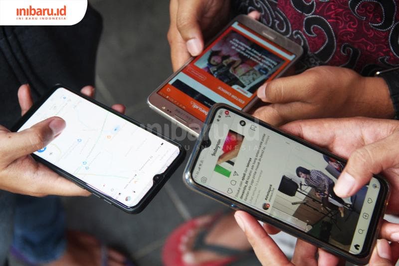 Manfaatkan smartphone-mu untuk mencari informasi sebanyak mungkin ya. (Inibaru.id/ Triawanda Tirta Aditya)