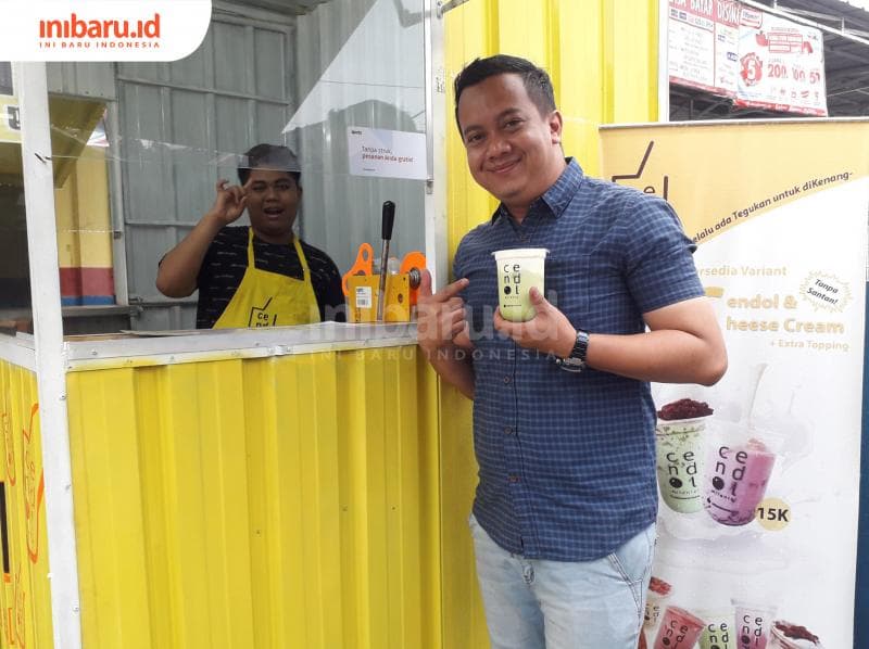Setelah berbisnis makanan, Yudha kini merambah ke bisnis minuman. (Inibaru.id/ Dyana Ulfach)