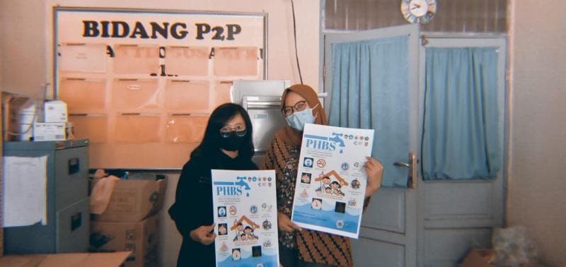 Penyerahan poster. (Doc. Indah)<br>