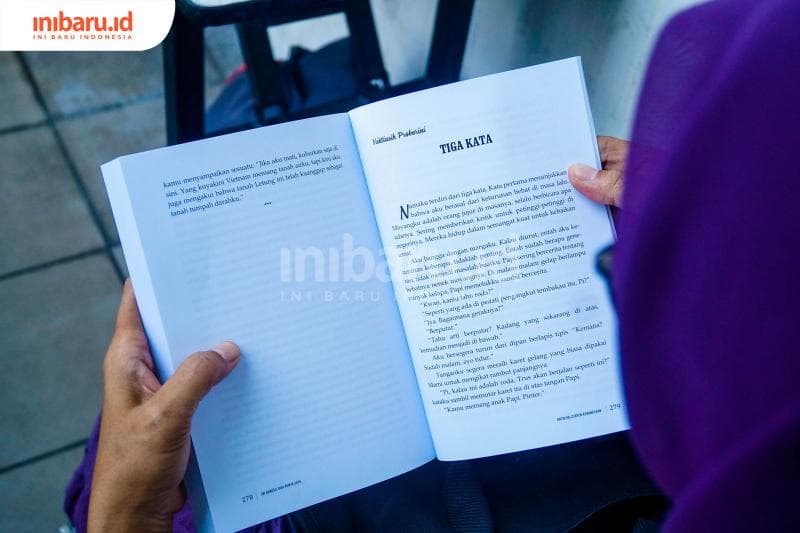 Yuktiasih membaca cerpennya yang baru saja diterbitkan. (Inibaru.id/ Audrian F)<br>