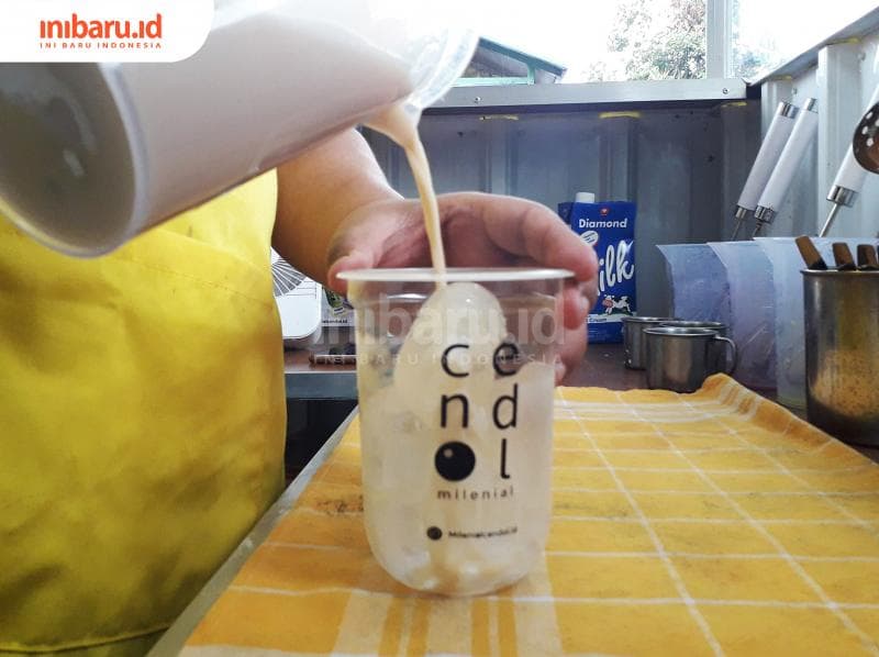 Proses pembuatan Cendol Milenial tanpa santan yang nggak bikin seret. (Inibaru.id/ Dyana Ulfach)
