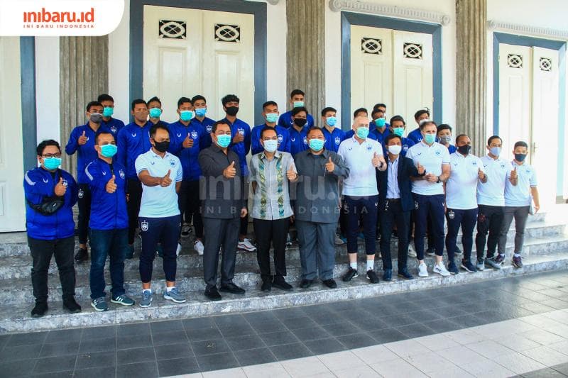 Sebelum berangkat latihan berfoto di kantor walikota. (Inibaru.id/ Audrian F)<br>