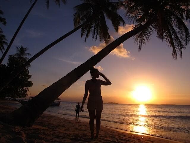 Pantai Ujung Gelam adalah spot terbaik untuk menikmati sunset di Karimunjawa. (Agenwisatakarimunjawa)