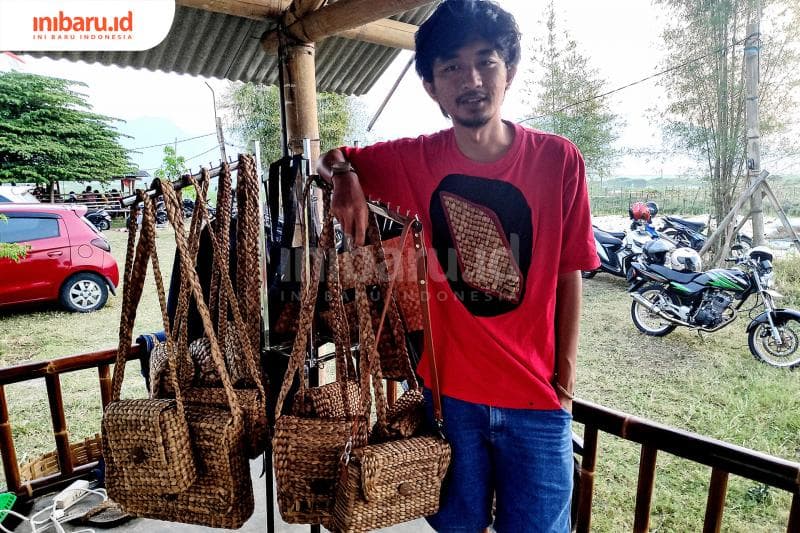 Firman Setyaji bersama kerajinan eceng gondok garapannya (Inibaru.d/ Bayu N)