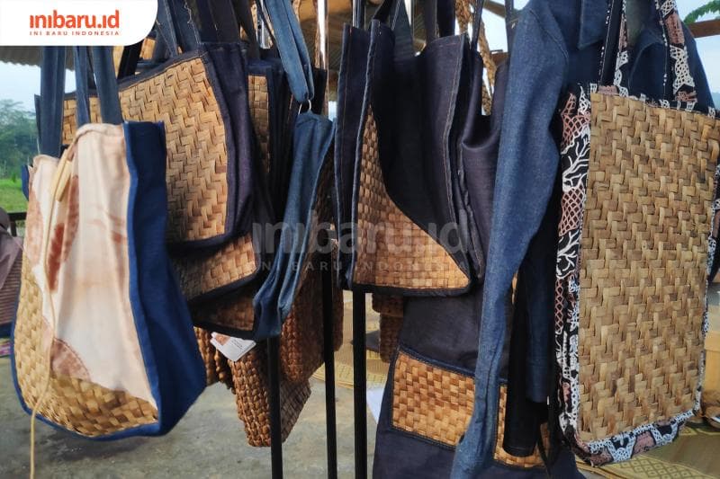 Kerajinan eceng gondok berupa&nbsp;totebag&nbsp;dan jaket (Inibaru.id/ Bayu N)