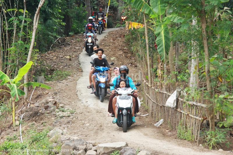 Jalur menuju lokasi ini masih belum memadai, hanya bisa diakses dengan menembus hutan menggunakan kendaraan roda dua.<br>