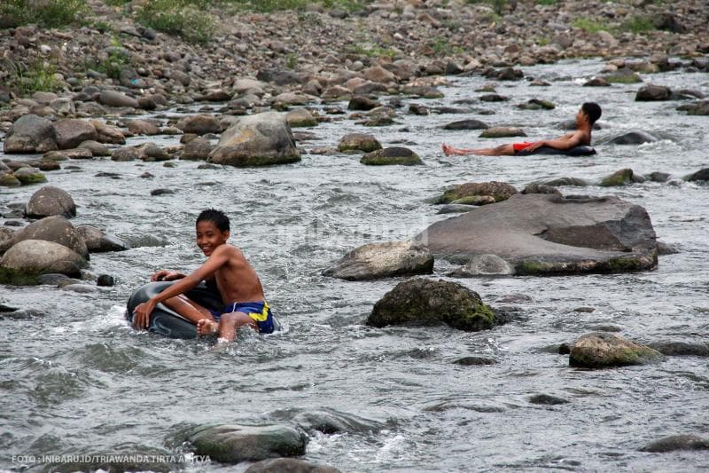 Kamu bisa mengikuti arus dengan memanfaatkan ban yang bisa disewa di tempat tersebut.<br>