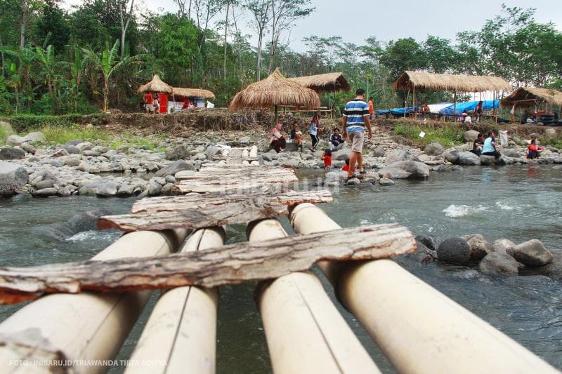 Ada dua spot utama di sini yang dipisahkan oleh Sungai Kaligarang, tapi kamu bisa menyeberang lewat jembatan bambu ini buat sampai ke sisi seberang.<br>