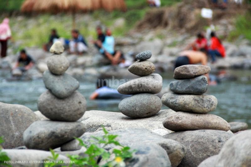 Buat kamu yang gabut dan bingung mau ngapain, di sini kamu juga bisa bermain rock balancing art.<br>