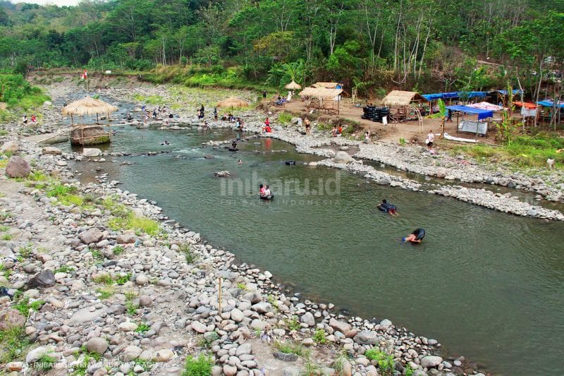 Pemandangan di tempat ini emang eksotis, alamnya asri, udaranya sejuk, pokoknya top markotop deh.<br>
