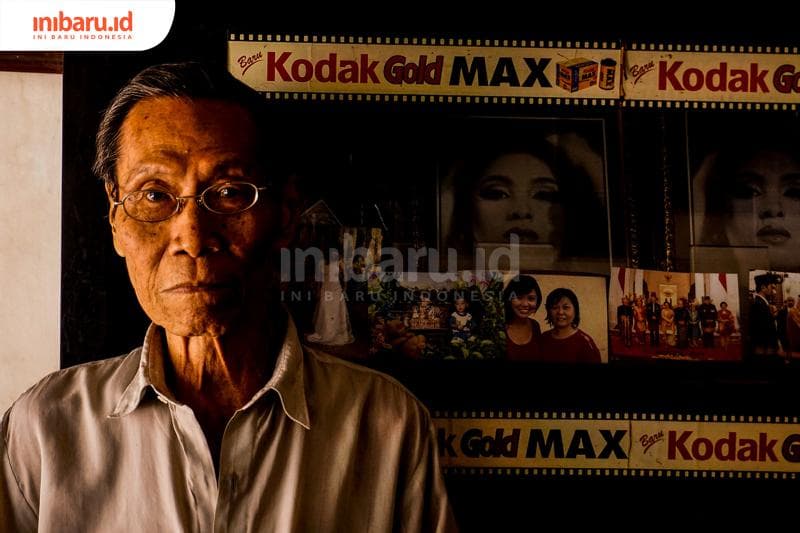 Yuwono sudah memakai banyak jenis kamera karena melewati banyak masa. (Inibaru.id/ Audrian F)<br>