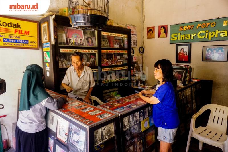 Studio foto Sinar Cipta masih melayani pelanggan. (Inibaru.id/ Audrian F)<br>