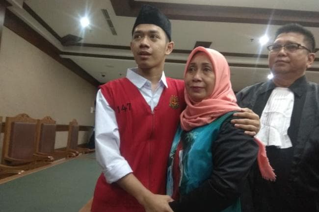 Lutfi Alfiandi dan ibunya Nurhayati di Pengadilan Negeri Jakarta Pusat dalam sidang perdana. (GATRA/Ardhi Ridwansyah/far)