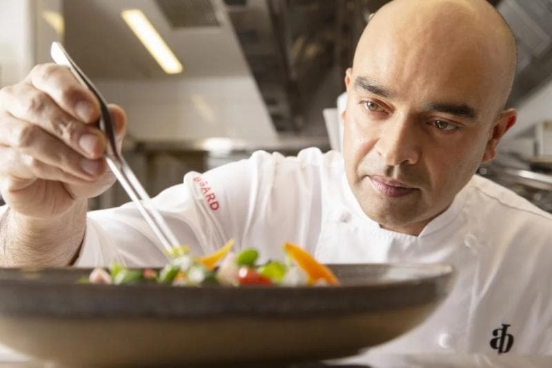 Chef Alfred Prasad, sosok koki profesional di balik kesuksesan Restoran Omya di New Delhi. (Luxurylaunches)
