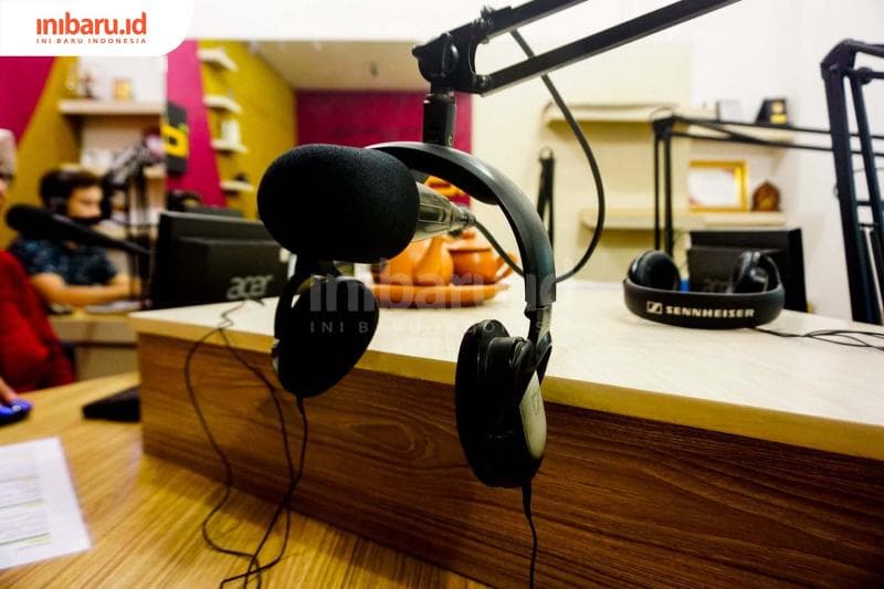 Radio-Radio yang Sepakat Menolak Kalah; Kuncinya Adalah Adaptif!