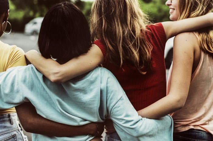 Menghabiskan waktu bersama orang-orang yang mencintaimu akan membawa dampak positif soal citra dirimu. (freepik)