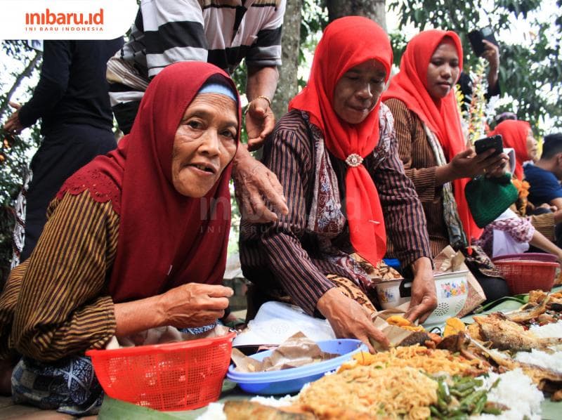 Perempuan Desa Wisata Kandri bergotong royong menyiapkan Nasi Kethek, Kamis (30/1) . (Inibaru.id/ Audrian F)<br>