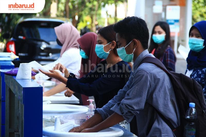 Cuci tangan sesering mungkin ya, Millens. (Inibaru.id/ Triawanda Tirta Aditya)