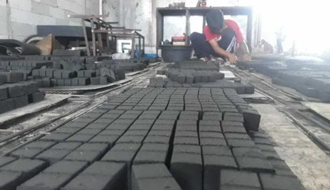 Briket buatan Adi berkualitas tinggi dan sesuai standar Eropa. (Kompas/Farida)<br>