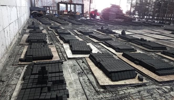Kumpulan briket yang siap dijual. (Kompas/Farida)<br>