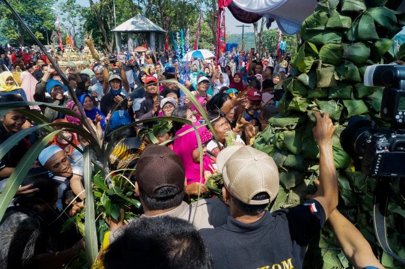 Warga berebutan meraih Nasi Kethek saat acara Sesaji Rewanda yang dilaksanakan di Goa Kreo. (Inibaru.id/ Audrian F)<br>