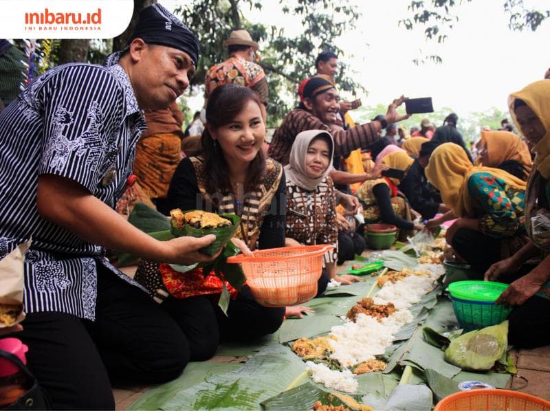 Kepala Dinas Pariwisata dan Kebudayaan Kota Semarang Indriyasari,  ikut menyantap Nasi Kethek. (Inibaru.id/ Audrian F)<br>