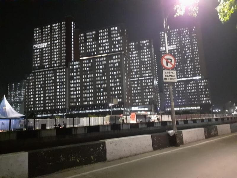 Lampu Wisma Atlet menyala semua sehingga membuat banyak orang menduga RS Darurat Corona sudah penuh oleh pasien. (Twitter/Txtdrjkt)
