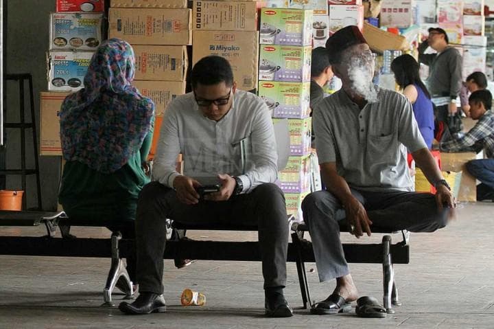 Ilustrasi: Merokok di tempat umum. (Medcom.id)