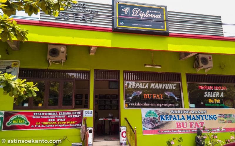 Warung makan kepala Manyung Bu Fat. (Astin Soekanto)