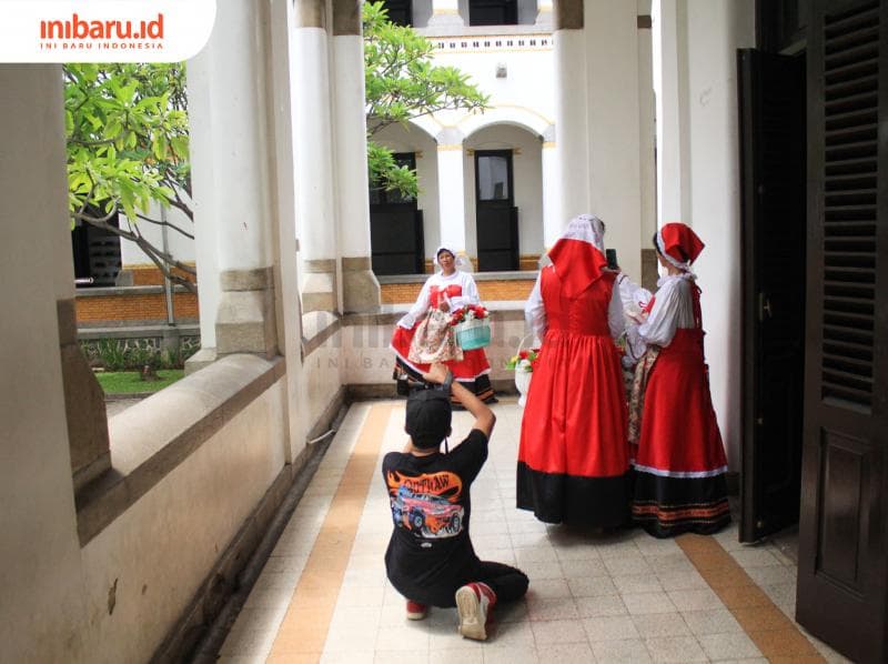 Kamu akan difoto oleh fotografer andal. (Inibaru.id/ Audrian F)<br>