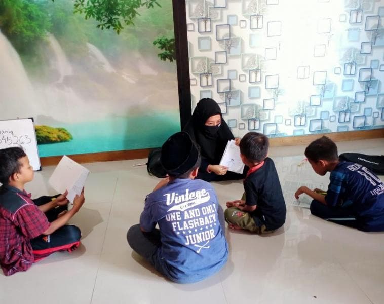 Khatim saat menjadi guru kunjung di lingkungannya. (Khatim Laela)
