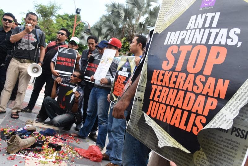 Kasus kekerasan, termasuk doxing terhadap jurnalis masih sering terjadi. (Antara/Risyal Hidayat)