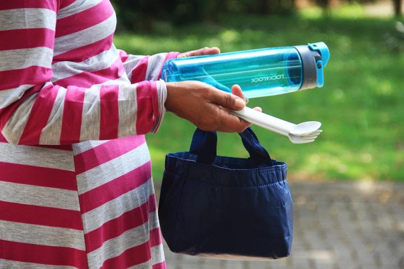 Bawa tumbler dan tempat makan sendiri saat berwisata. (Inibaru.id/ Triawanda Tirta Aditya)