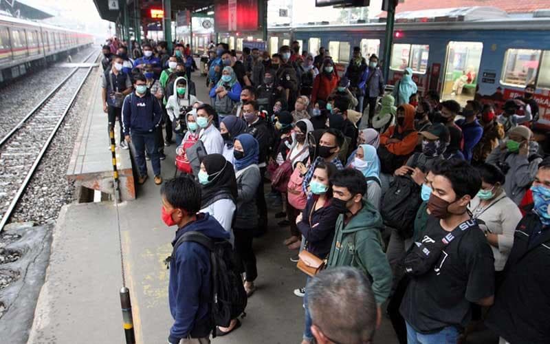 Ilustrasi: penumpang KRL. (Bisnis.com)
