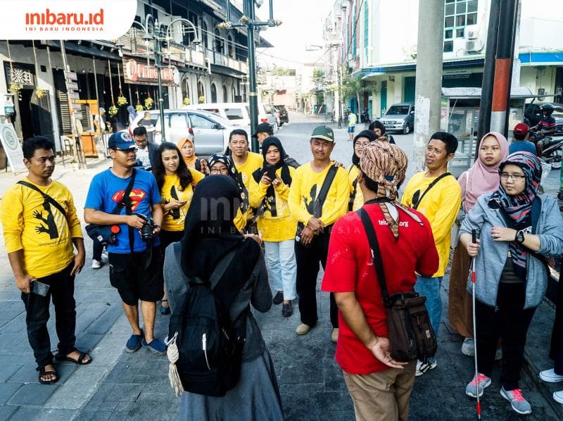 Penyandang disabilitas saat mendengarkan arahan dari panitia Sekolah Telusuri. (Inibaru.id/ Audrian F)<br>