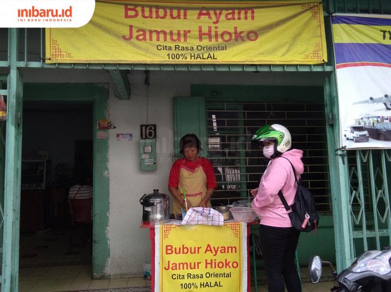 Elizabeth tengah melayani pembeli. (Inibaru.id/ Isma Swastiningrum)