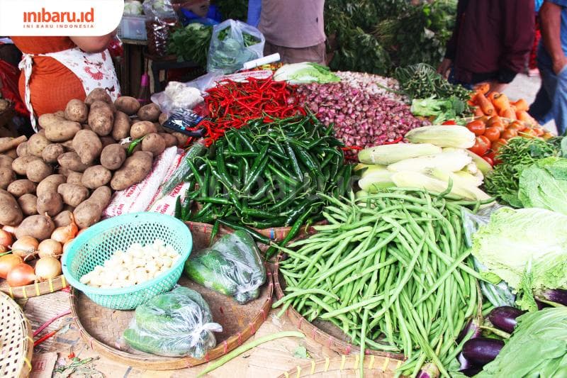 Pisahkan tomat dari bahan masakan lain. (Inibaru.id/ Triawanda Tirta Aditya)