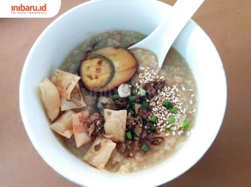 Bubur Ayam Jamur Hioko siap dinikmati. (Inibaru.id/ Isma Swastiningrum)